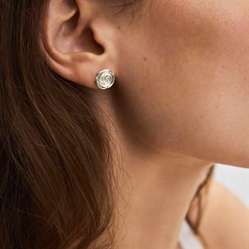 Rose Ohrstecker in Silber von Pernille Corydon am Modell