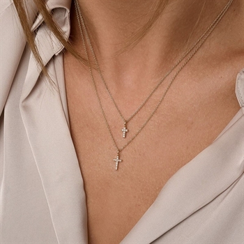 Kreuzanhänger in 14 kt Gold mit insgesamt 0,035 Karat. 6,5 mm