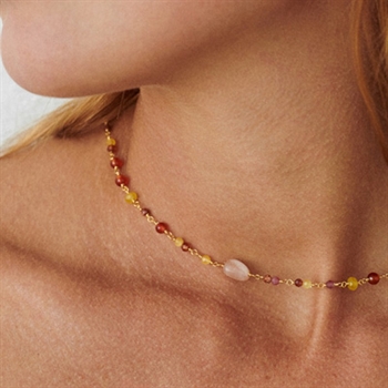 Golden Fields Halskette von Pernille Corydon auf Modell