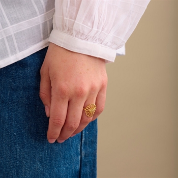 Small Bellis vergoldeter ring  Pernille Corydon am Modell