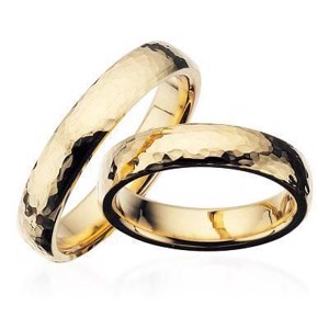 Goldringe aus 8-14 Karat, 4,5 mm, leicht oval, gehämmert. Mit oder ohne Brillant